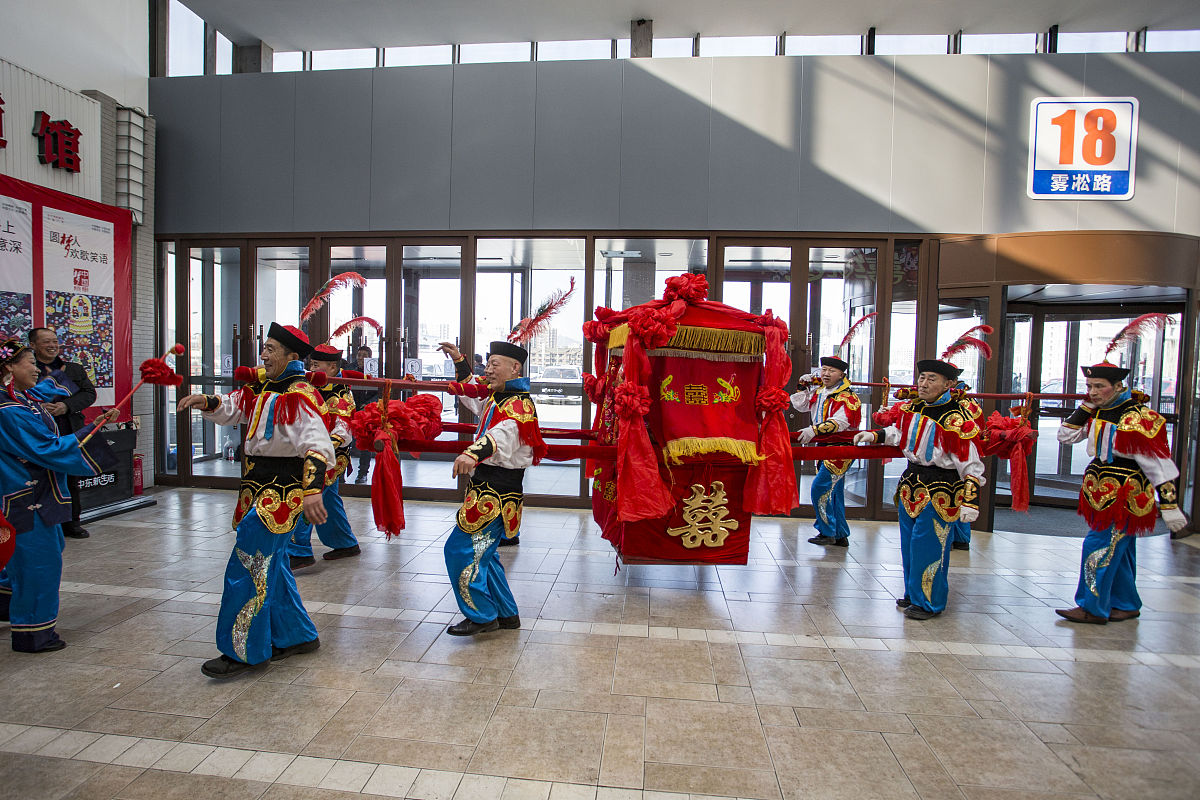 2019年2月14日,吉林一家商场举办了满族婚礼秀,吸引了众多市民围观.