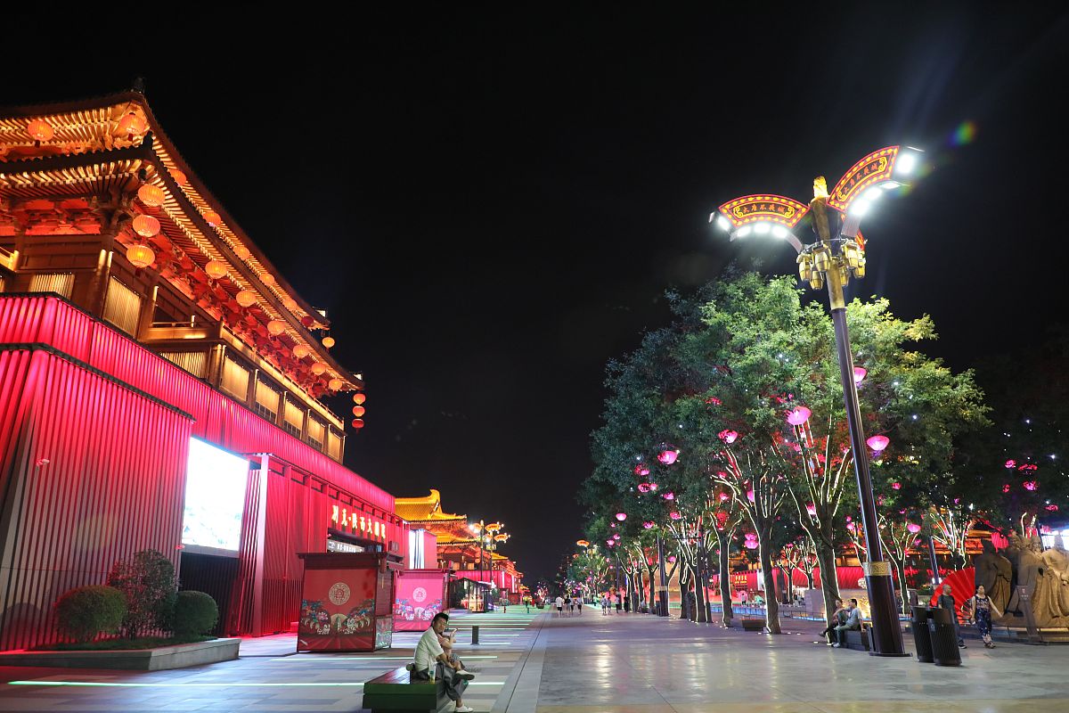 西安大唐不夜城：探寻古城魅力，体验历史与现代的融合