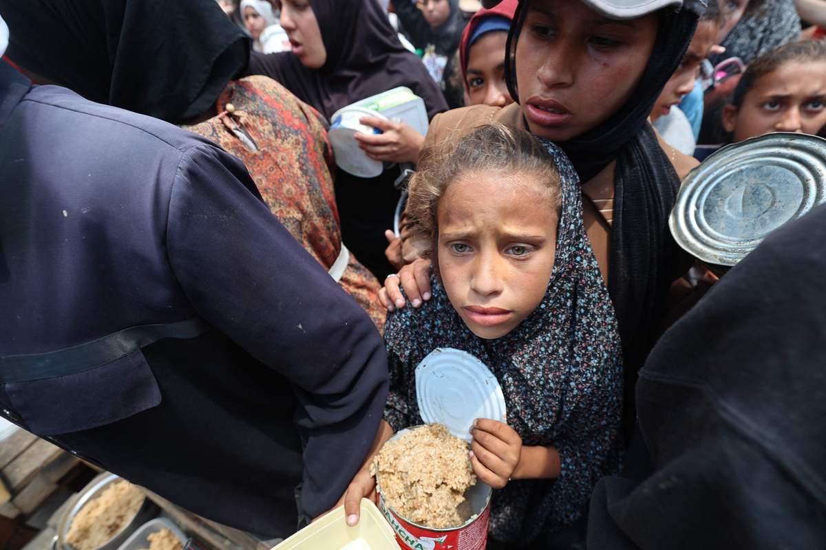 翻译下面的话：These uncertainties in combination with a prevalence of undernourishment of 21 in 2020 make it imperative to analyse future challenges posed by climate and socio-economic changes for the food s