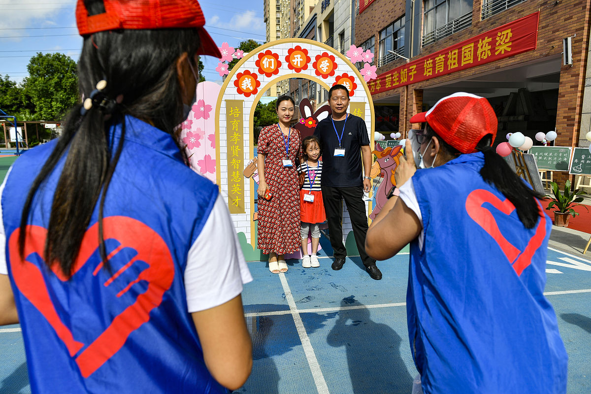 2021年9月1日,广东省东莞市长安镇,学校开学,花样百出.