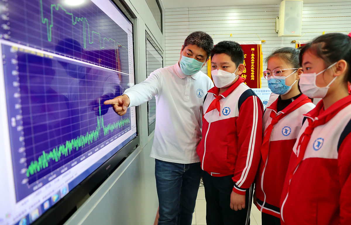 基于频域的处理方法主要是用滤波器把有用的信号和干扰信号分开它在有用信号和干扰信号的频谱没有重叠的前提下才能把有用信号和干扰信号完全分开但实际上很难分开。修改这句话但句意不变