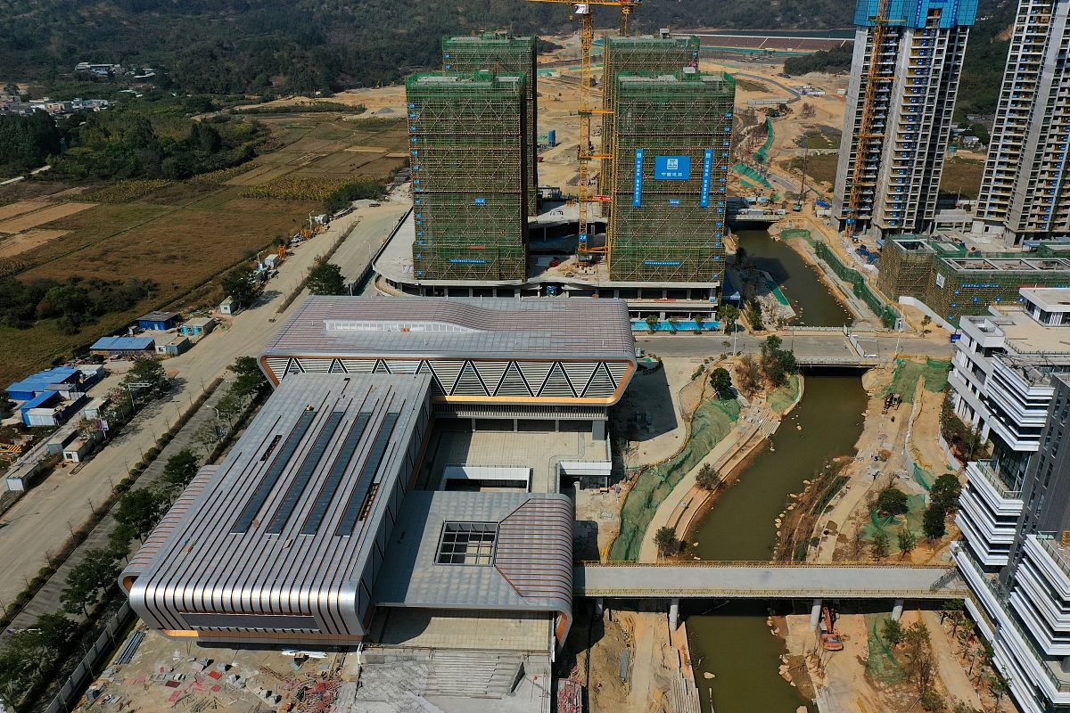 给文段总结标题前期进度滞后主要原因是筠连经开区规划涉及拟承接丝丽雅化纤长丝、惠美印染项目所需取水量、污水排放量、二硫化碳、硫化氢等指标需求特别大需要开展大量论证、测算工作需要提供很多佐证资料且丝丽雅一直未准确提供解决二硫化碳、硫酸盐超标的处理方案。按照6月初市局领导指导意见和环评专家强烈建议增加亟需开展银星茶山本底监测、经开区级别地勘、水文论证及工业供水厂和工业污水处理厂选址论证系列相关工作论证等