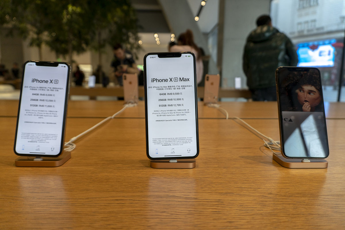 我需要做一个回忆录类型的老机型iPhone12评测以几个点来归纳：1产品介绍 2产品定位 3产品上市价格 4产品销量 5产品特点。结尾用一句主观的感受结束发出让大家可以踊跃发言的语句。