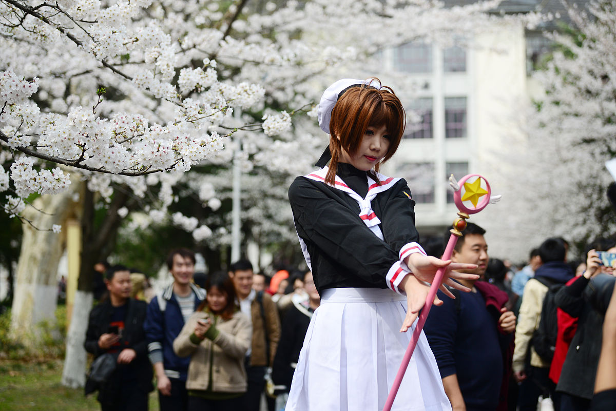 2019年3月23日,南京林业大学校园内,一女生在樱花树下作cosplay秀.