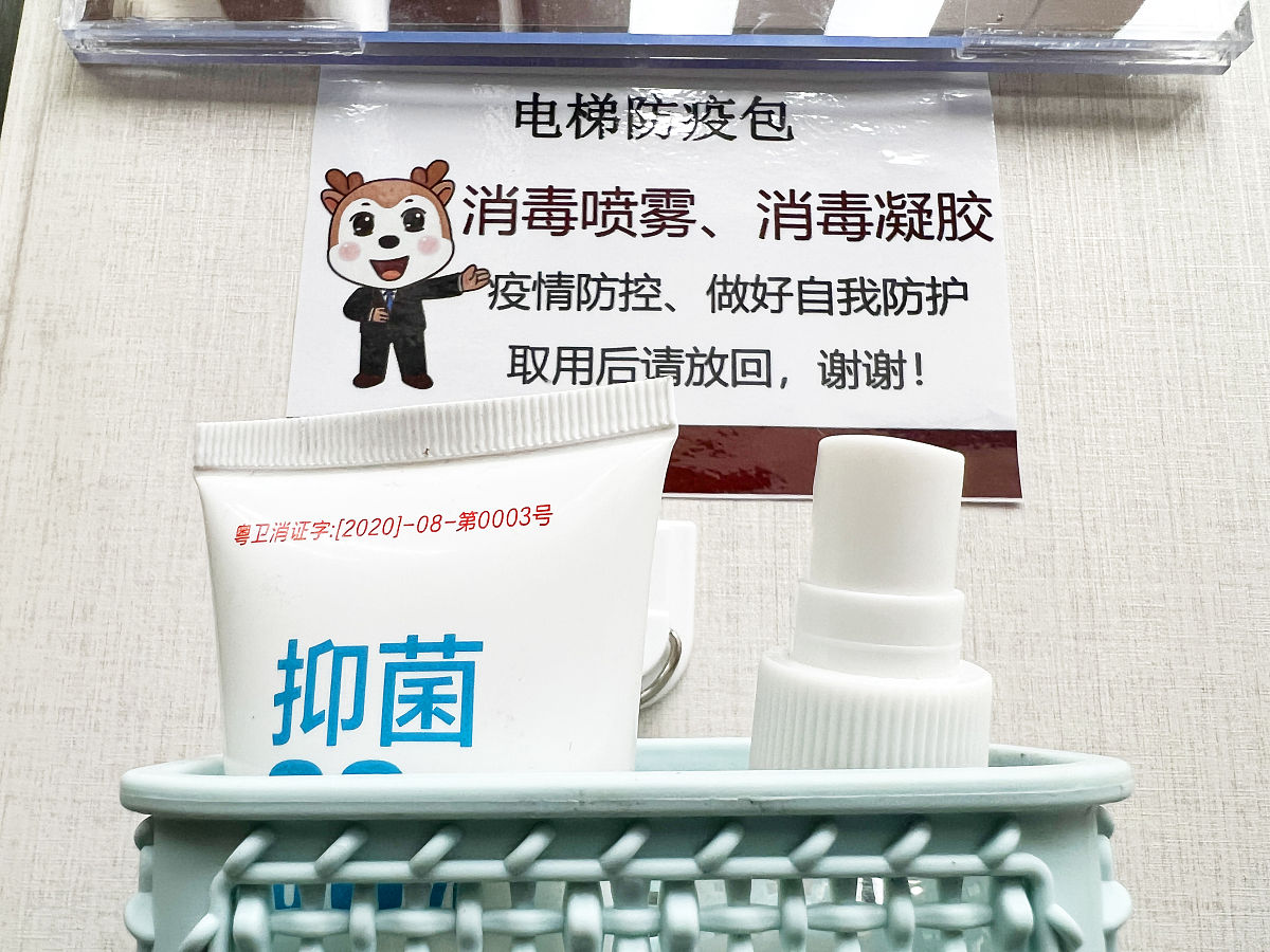 硬结型疤痕疙瘩药物治疗方法：疤痕膏、手术后用药、激素注射等