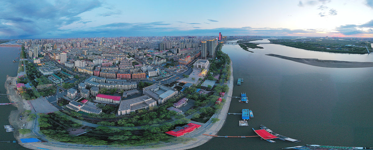 2021年5月5日,黑龙江省哈尔滨市,立夏,无人机俯瞰松花江道里江畔与太