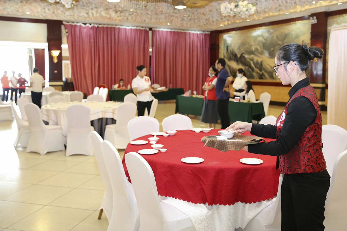 餐厅服务人员培训计划表：餐桌礼仪