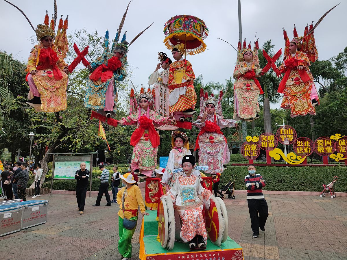 三月三三月三是中国传统节日之一是蒙古族、回族、彝族等少数民族的传统节日。三月三是农历三月初三日又称上巳节有祭祖、游春等习俗。在少数民族地区人们会穿上盛装前往山中或河边祭祖、踏青游玩。同时还会有歌舞表演、民俗游戏等活动十分热闹。在蒙古族地区三月三也是传统的刺股节男女青年互相刺股表示爱意。继续
