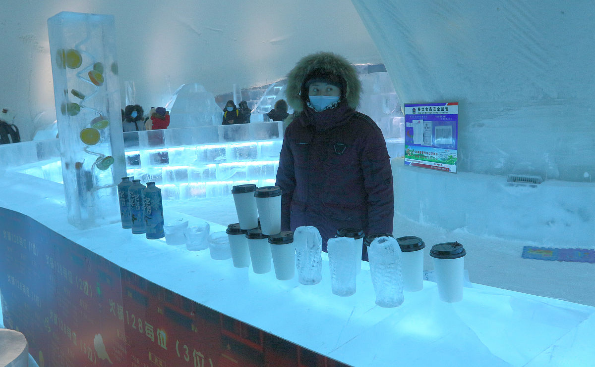 2021年1月1日,哈尔滨,最低气温达到-30℃,在冰雪大世界,冰屋子火锅开