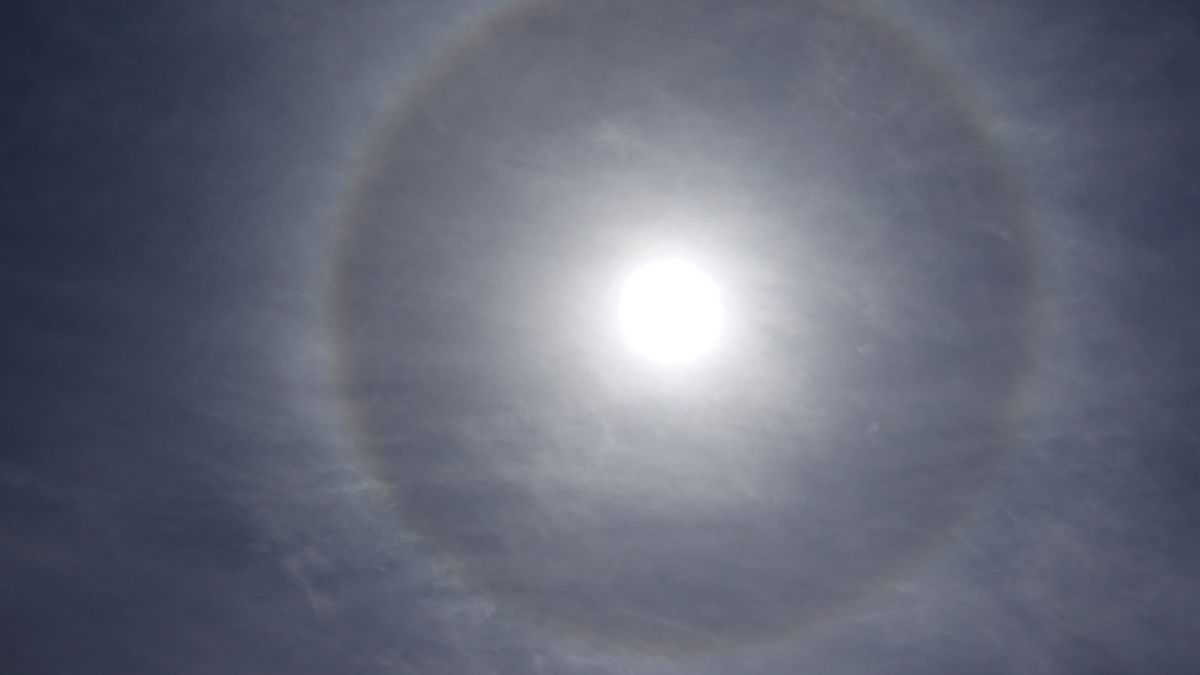2018年4月17日,贵州黔南都匀市,天空中呈现日晕景观.