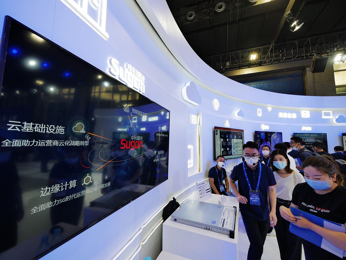 把下面的内容用中文换个说法：AWE 2023将主题定为智科技、创未来聚焦智能科技、智慧场景、创新产品通过对重点领域创新成果的集中释放引领家电与消费电子产业发展方向和消费趋势。首先就是技术变革、产品迭代频繁的消费电子领域。作为与AI、物联网、云计算、大数据等前沿技术深度融合的产业消费电子板块一直是AWE的支柱展示领域之一。今年展会消费电子、智能科技馆将扩大至三个展馆；国际三大巨头三星、索尼、夏普继A