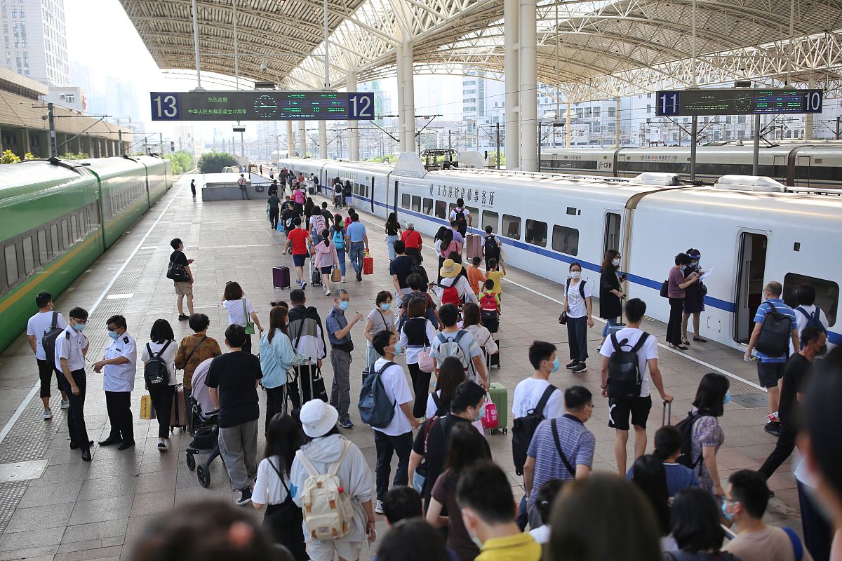 20条回复：暑运过半 全国铁路发送旅客406亿人次