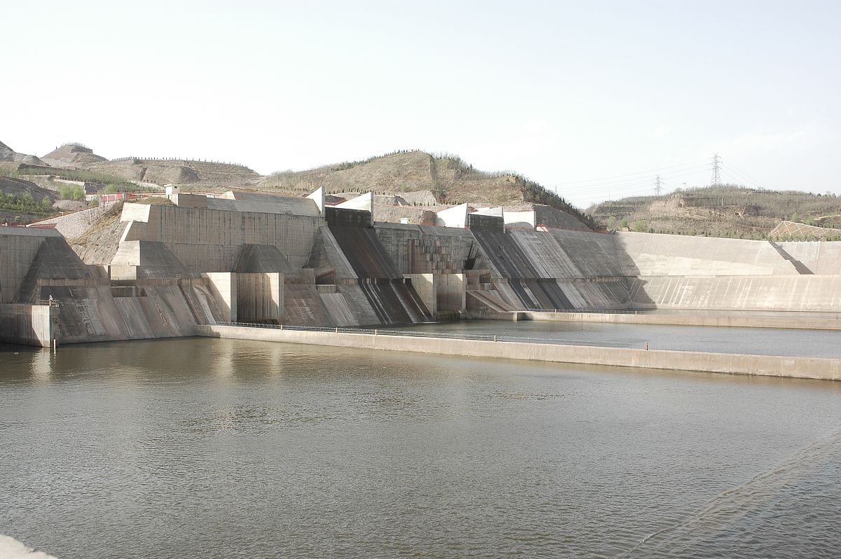 改写下面这段话使其语句更加专业逻辑性较强突出重点。小浪底水库于1999年开始正式蓄水位于河南省洛阳市孟津县与济源市之间。其水体面积年际动态变化结果如图 4-1 所示。1986-2021年小浪底水库水体面积的变化速率为59 km2·a-1在P001水平上呈显著上升趋势。其中2021年三门峡水库的水体面积为1925km2相较1986年扩张1753 km2增幅为10189。36年中小浪底水库的平均水体面