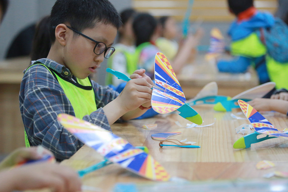 写一篇4-6岁自然科学的结课总结课程有印刷术DIY风筝自然扎染不倒翁空气炮空气火箭恐龙化石洗衣机星象灯等等