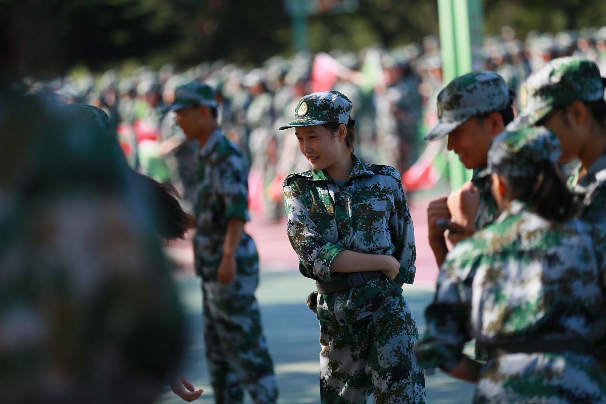 大学军训第一天：教官的严格与激励