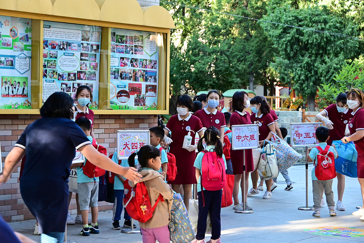 开放日参与度与学校类型和社区特征的关联