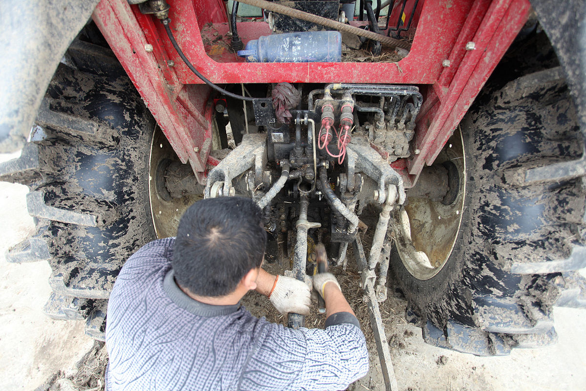 履带式旋耕机60马力怎么调整刹车