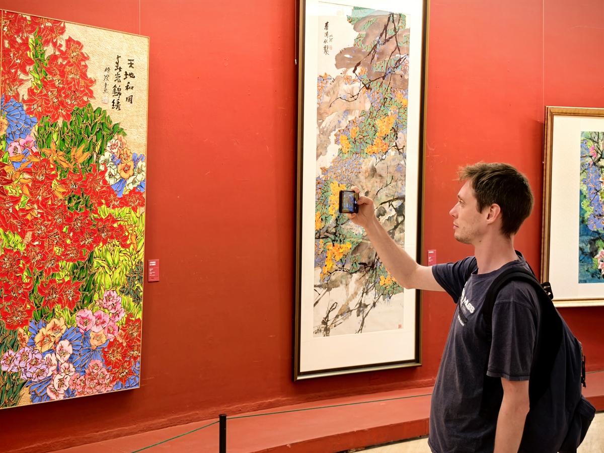 新时期群众文化艺术创新发展中，具有代表的作品和群众内涵是什么