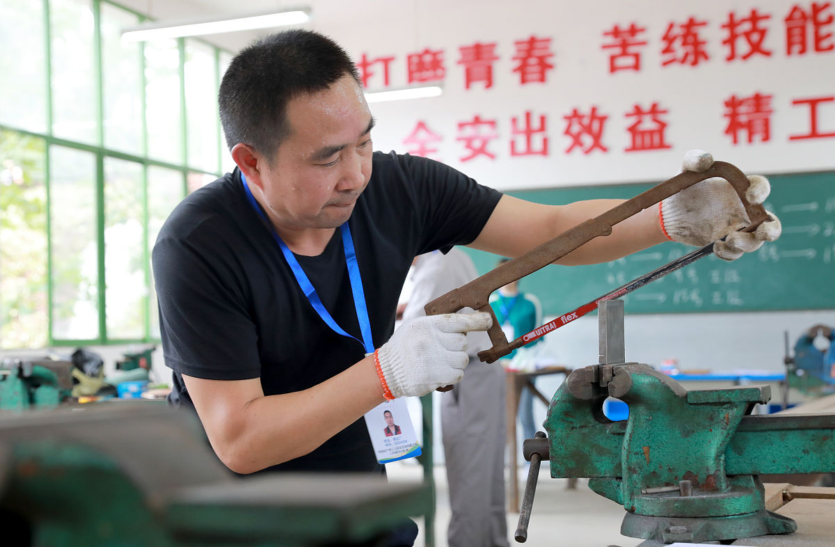 钳工实训：顺向锉姿势要领详解