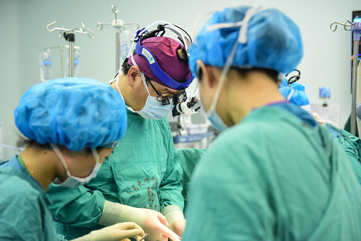 用幸运之光写一首中文歌