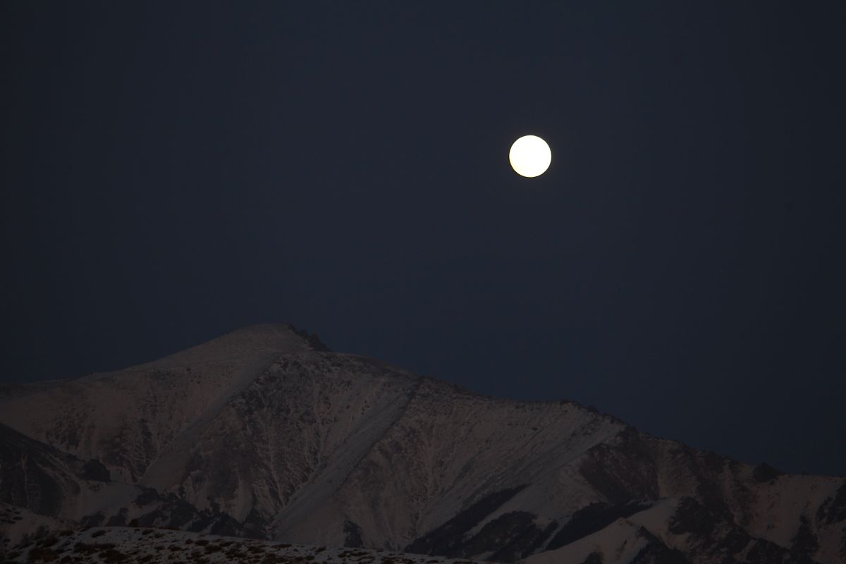 2019年1月20日,新疆哈密西山乡,农历腊月十五,大寒节气,满月从天山升