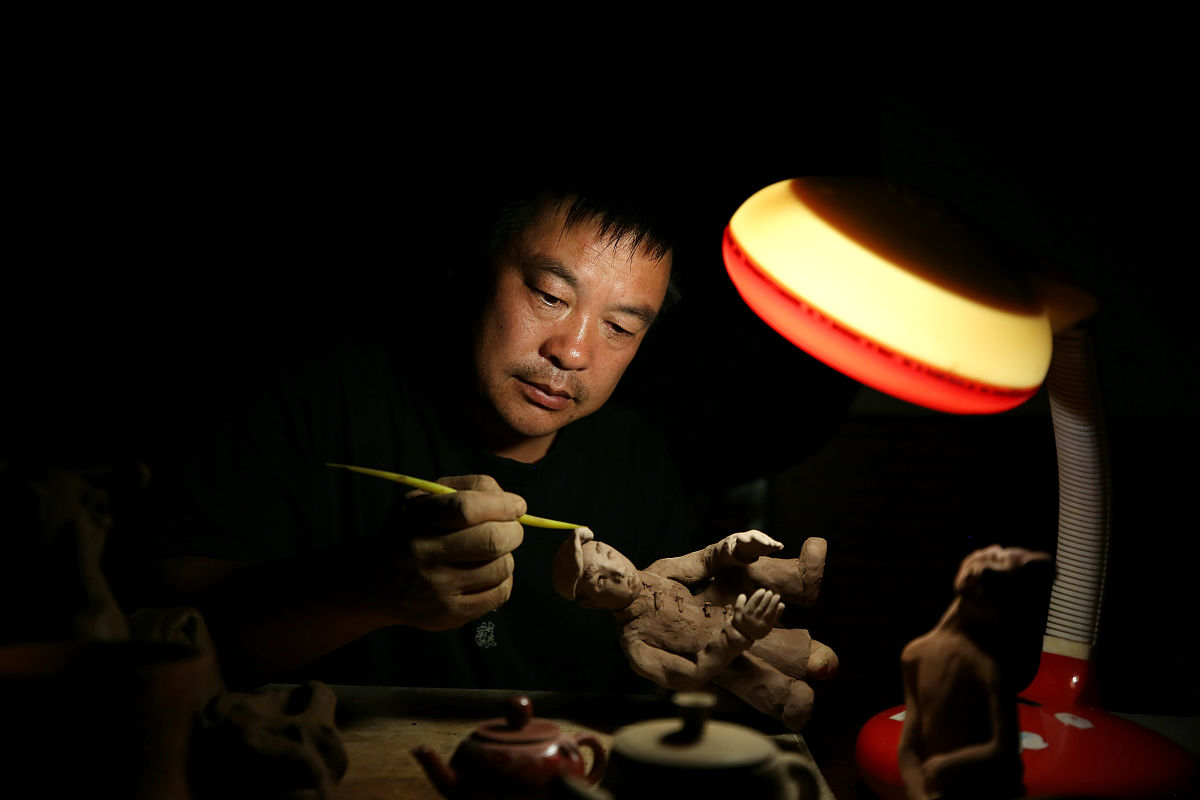 窑火匠心：从瓷器烧制看当代青年的奋进之路