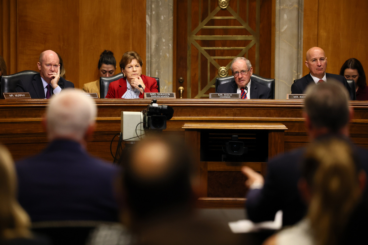 由选民直接选出的是A．美国总统 B．参议员 C．众议员 D．大法官选项C为什么正确其他选项为什么错误