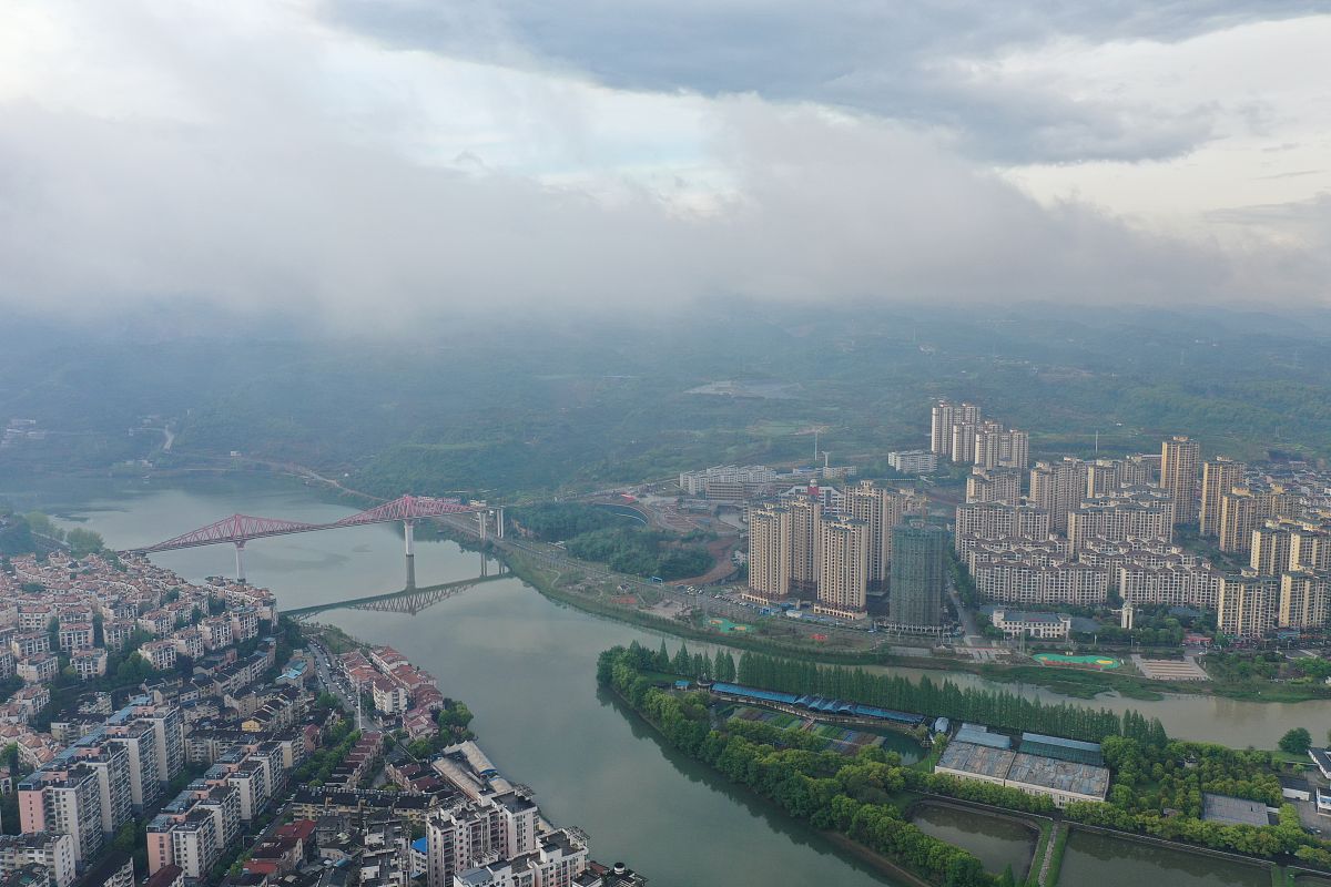 2021年4月7日,雨过天晴,航拍湖北宜昌雨后云雾缭绕,风景如画.
