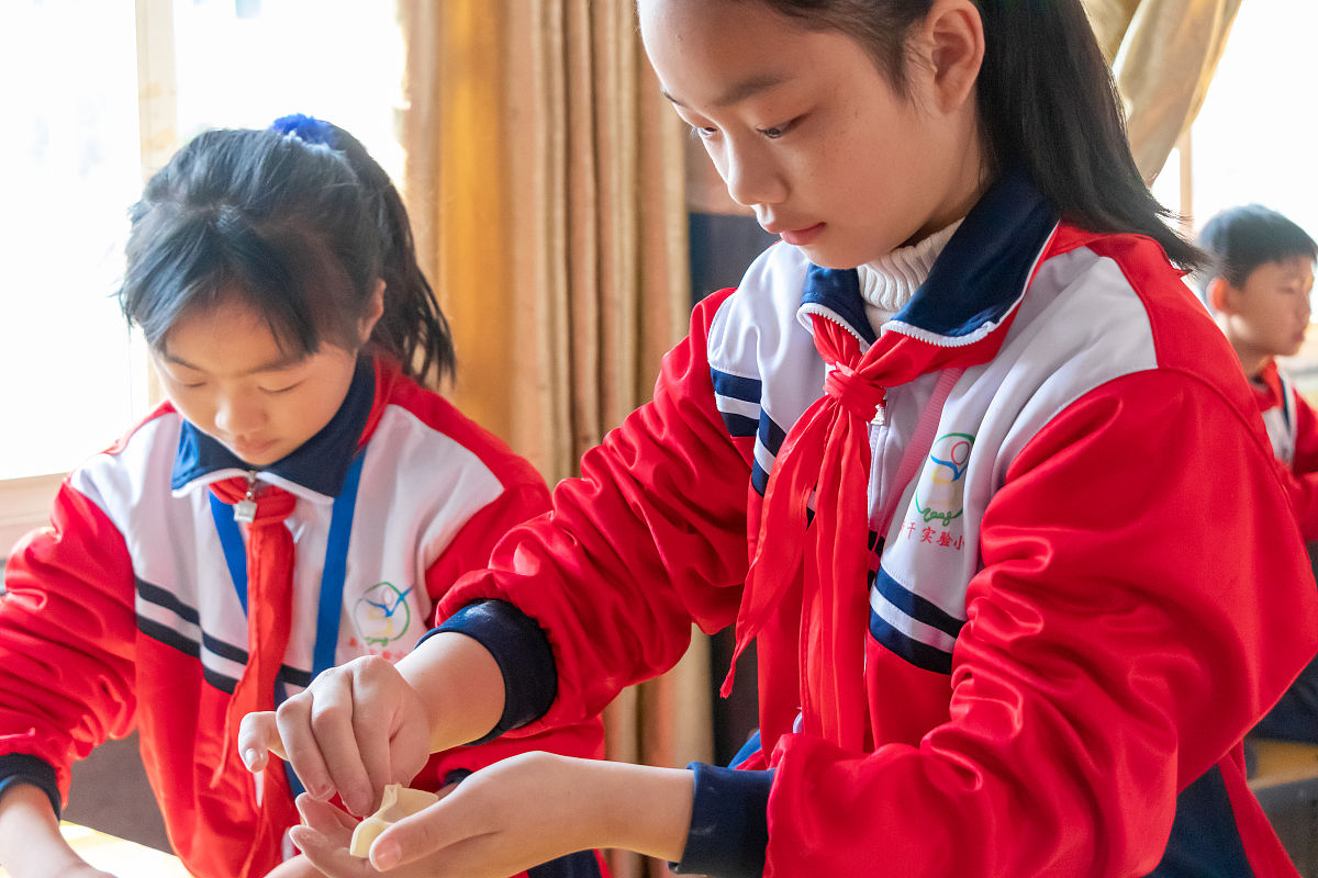 2021年12月18日,江西省吉安市,新干县实验小学利用周末托管兴趣课堂组