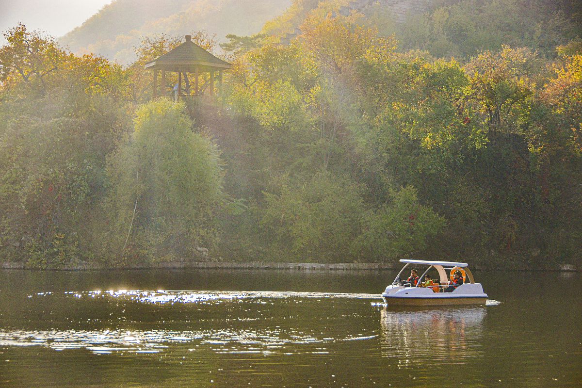 能帮我写一首关于黄河壮美的诗句吗？