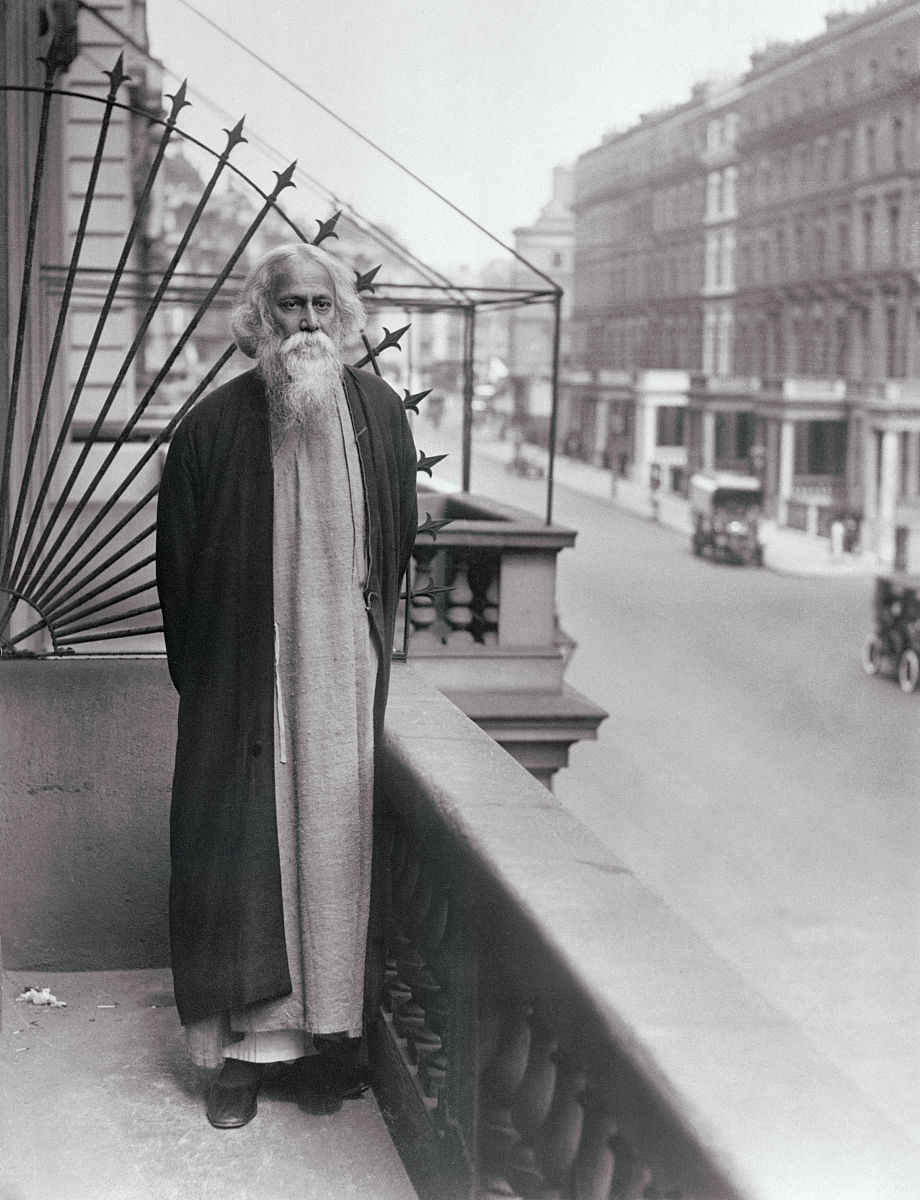 The new moon set in EnglishThe Crescent Moon By Rabindranath Tagore Translated from the original Bengali by the author London and New Y ork Macmillan and Company 1913 TO T STURGE MOORE THE HOME I PACE