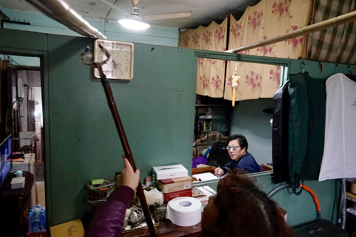 2018年1月5日,上海,上午陈阿姨做家务的时候,尽管孙子还没放学,既是主