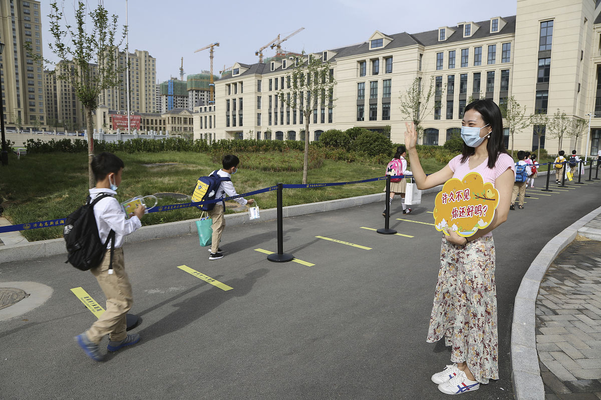 帮我想一个大学校园跑轨迹创意大赛的活动形式
