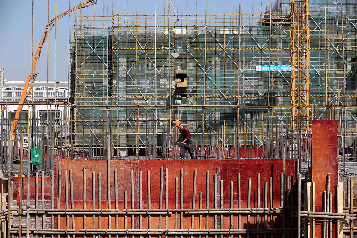 请对《浅谈建筑工程施工现场安全管理—以M工程项目为例》的3 M工程项目概况31 项目背景和规模进行写作保证其内容合理性尽可能增加数据统计表格不要乱写：
