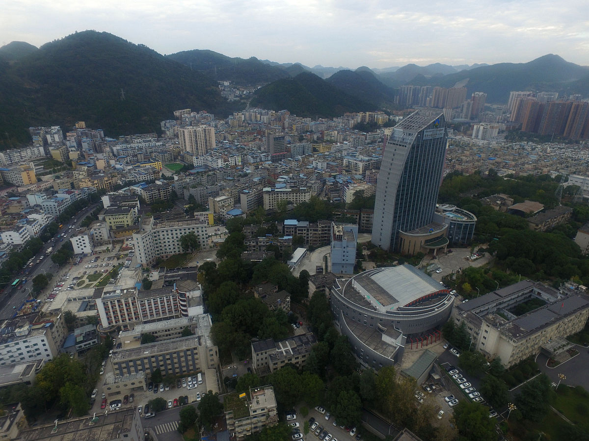 2018年10月30日,无人机拍摄的锦江穿城而过的贵州省铜仁市市貌.