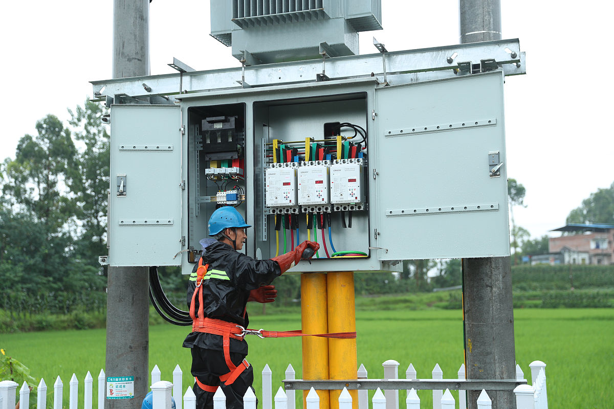 始创于上世纪末的亿正电工像一颗金色的种子在国家改革开放的春风里生根发芽茁壮成长为国内电工行业的知名企业