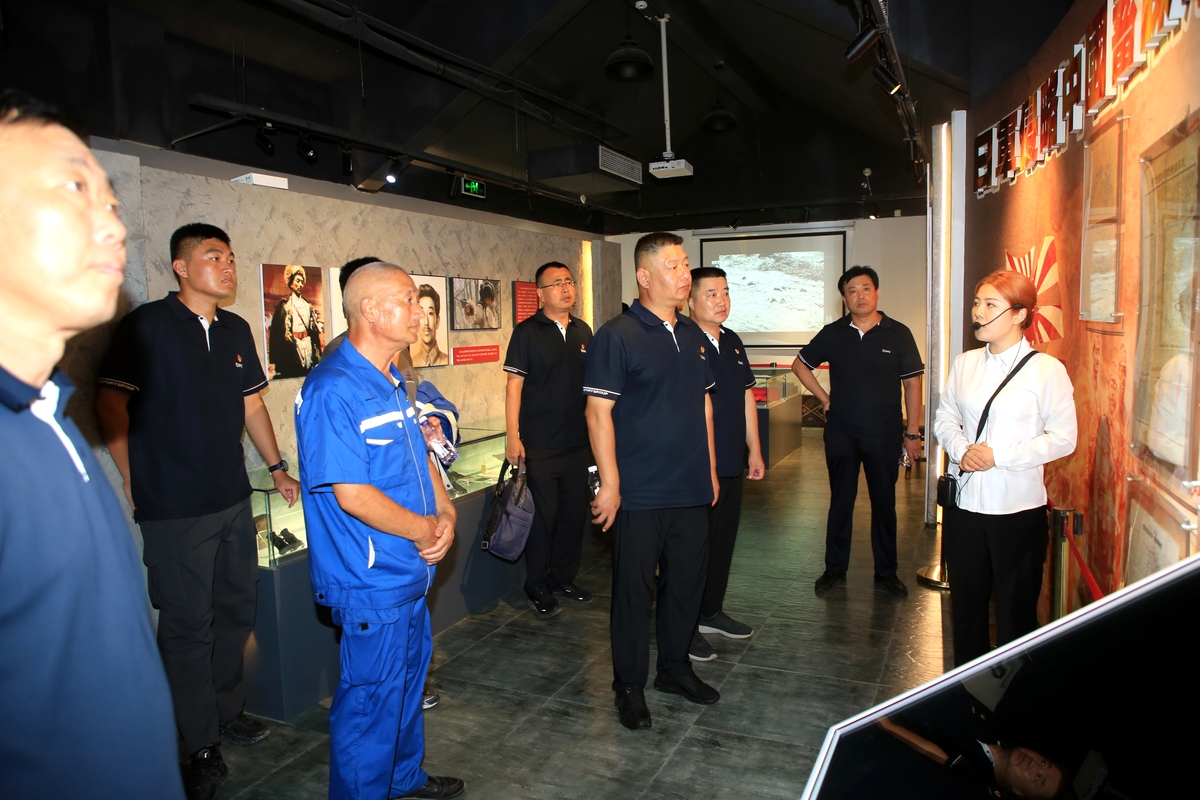 在化工园区整治提升工作中带领安全保障中心全体干部职工夜以继日地筹备工作整整3个月没放一天假不讲条件不提要求毫无怨言。为了做好整治提升工作刘江辉同志更是住在单位以单位为家