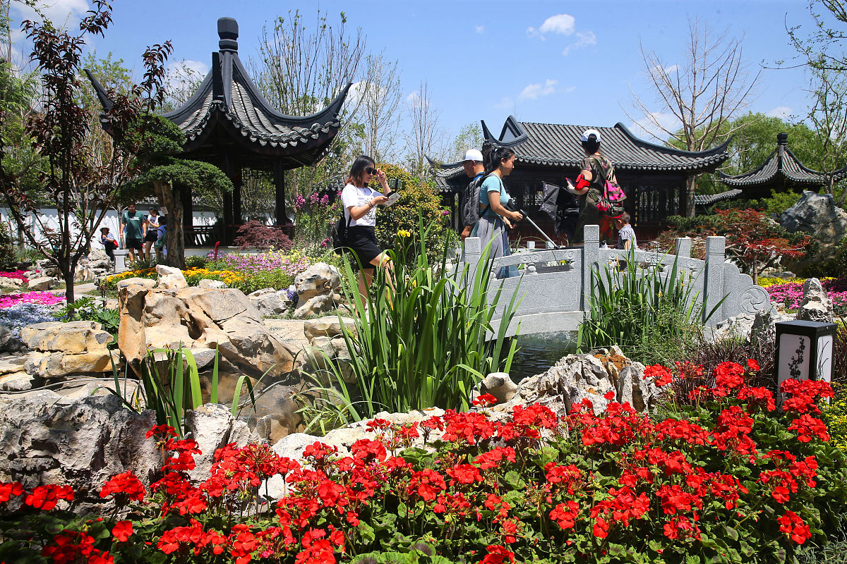 概括主要内容300字：2021年11月22日晚18：30东南大学教授、江苏省文史研究馆馆员、浙江省博物馆聘任专家、清华大学传统工艺研究室、成都大学传统工艺研究院学术委员、漆艺传承发展联盟学术委员会副主任委员长北老师为大家带来了主题为世界文化视野下的江南园林审美解读的精彩演讲。长北老师进入报告厅前会场内早已座无虚席东大学子翘首以待老师的精彩演讲。由于感冒长北老师声音比较沙哑但她还是坚持为我们讲解自己