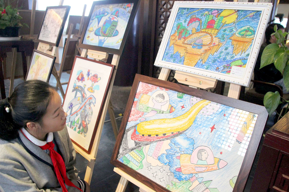 高中美术价值观教育高中美术价值观教育是指在高中美术教育中通过对美术价值观、美学理论、文化观念等方面的教育引导学生形成正确的艺术价值观和审美观。这种教育旨在培养学生的审美能力、文化素养和创新思维提高学生的艺术修养和品位使他们在今后的生活和工作中更好地欣赏、创造和传播美。具体来说高中美术价值观教育应包括以下内容：1 美术史教育：通过讲授不同时期的艺术作品和文化背景引导学生了解和欣赏各种艺术形式的美。2