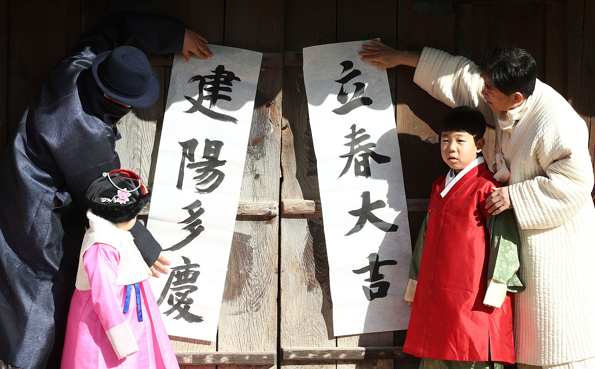 对对子游戏：白衣少年提长剑，下一句应该对什么？