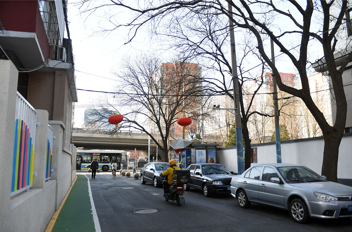 2022年1月11日,北京,朝阳区团结湖南里路升级改造工程完工.