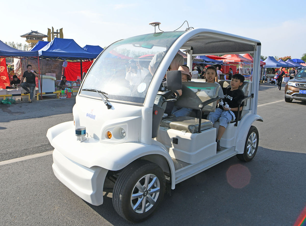 观光车分为电动观光车和燃油观光车
