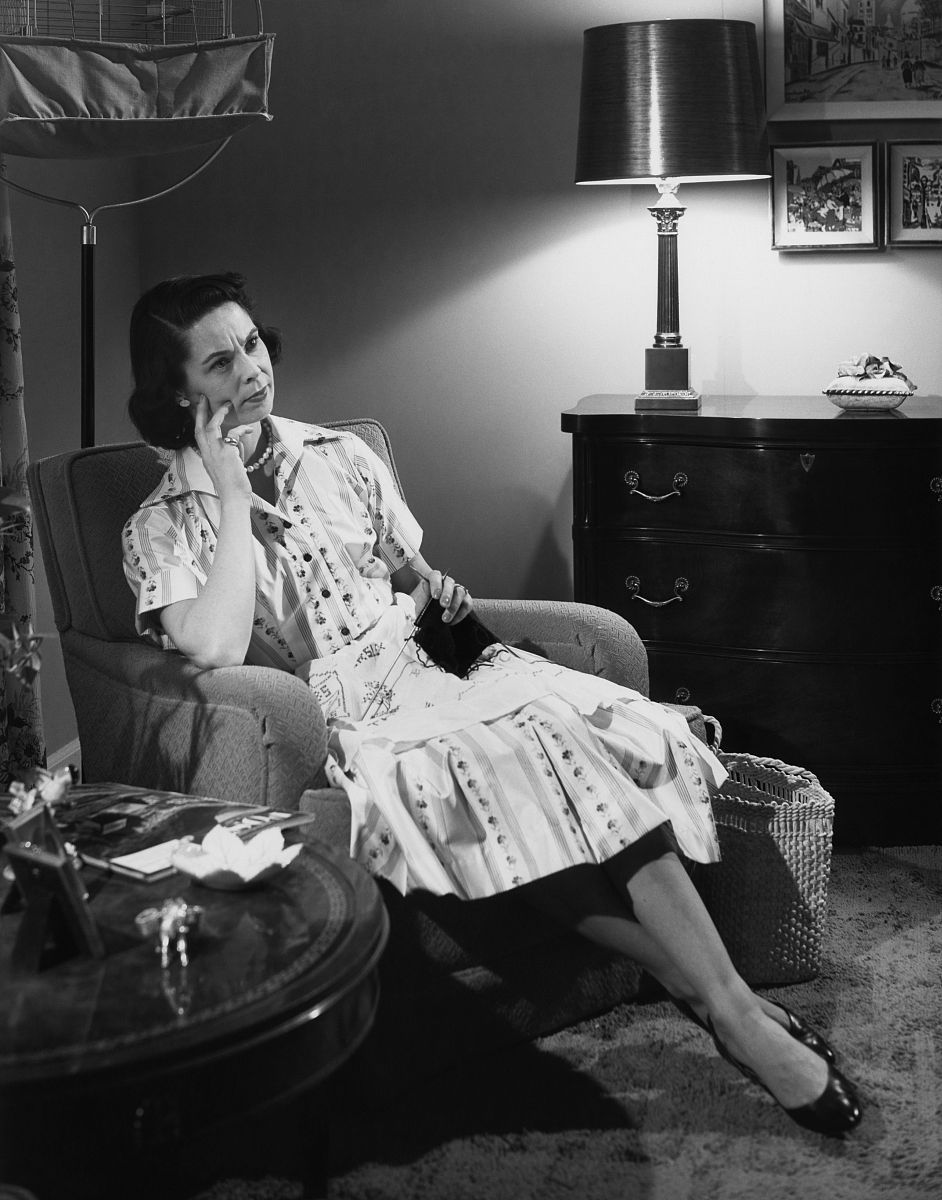 列举玛格丽特·阿特伍德的小说《The Edible Woman》中的故事人物含对应的汉语名字及其所患病症或场景并进行详细描述。