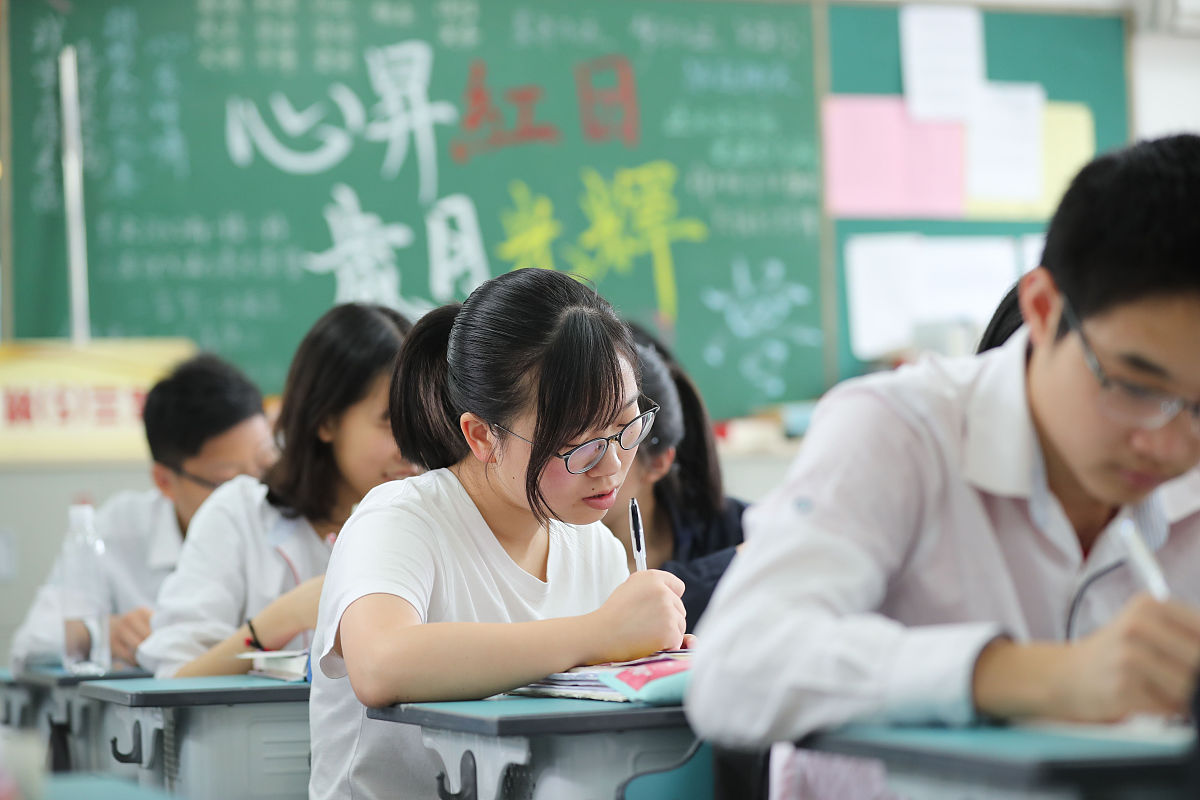 2018年6月4日,浙江省宁波二中,高三的同学在进行最后的紧张复习中.(宁
