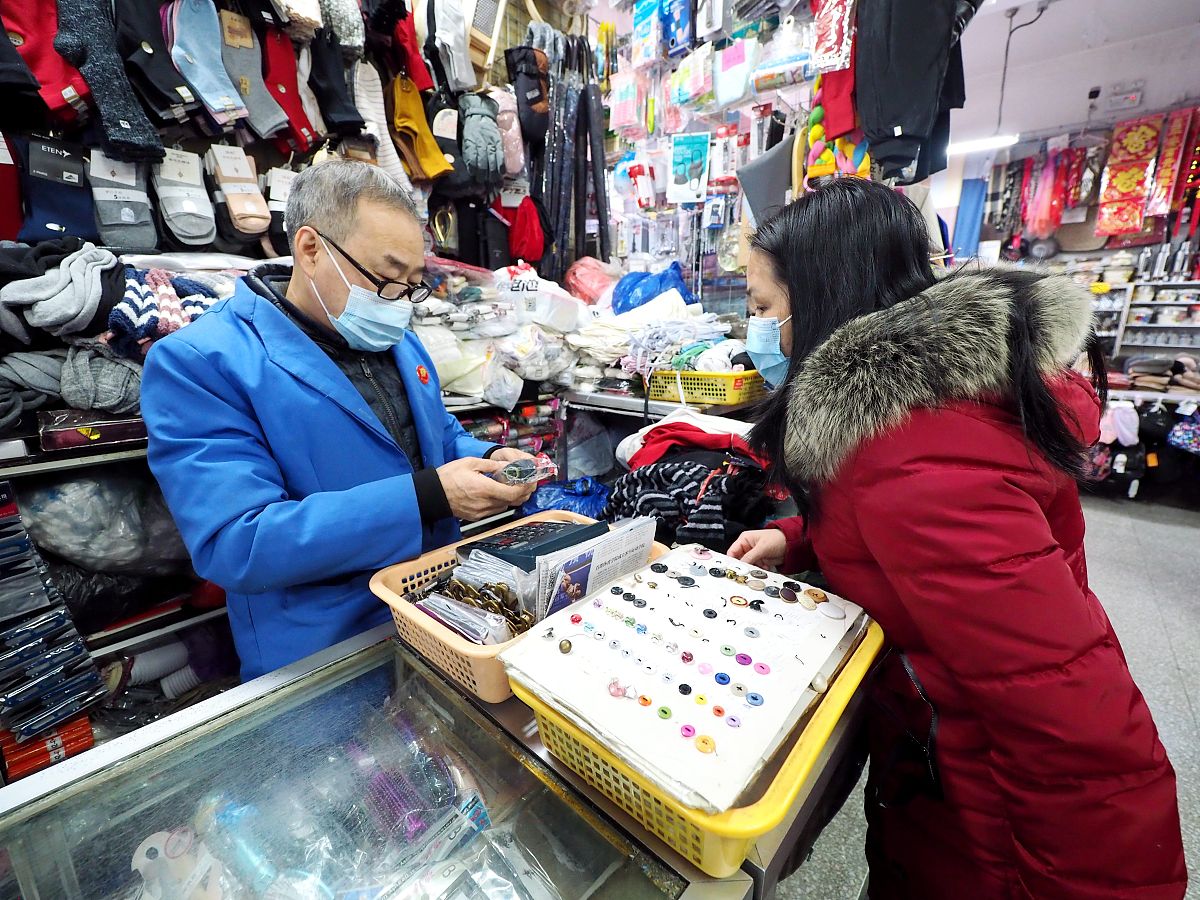 2022年1月17日,北京大方百货商店内,顾客在选购商品.