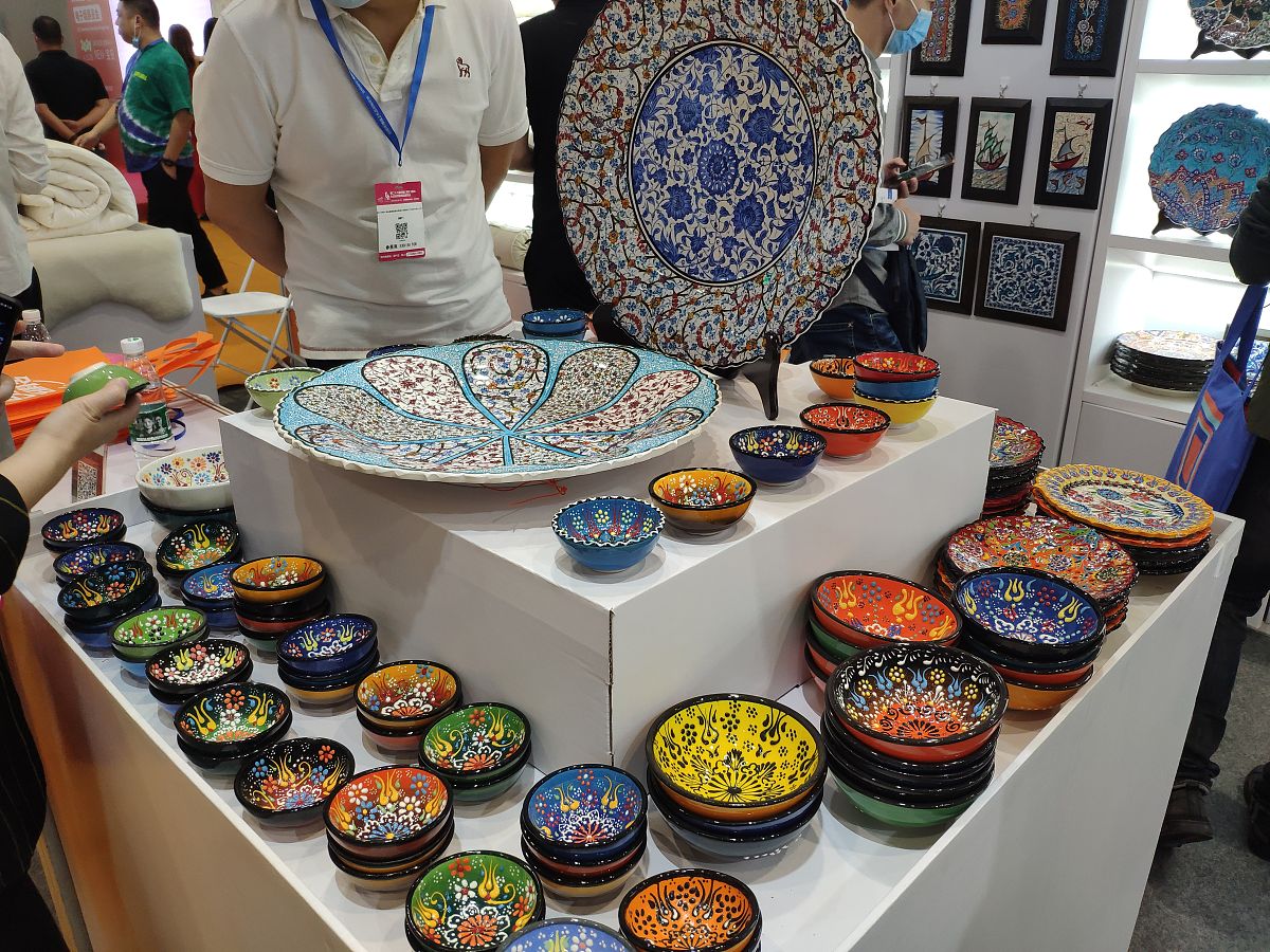 中国青花瓷出现在欧洲的合理性并分析其史料价值帮我用230字详细描述