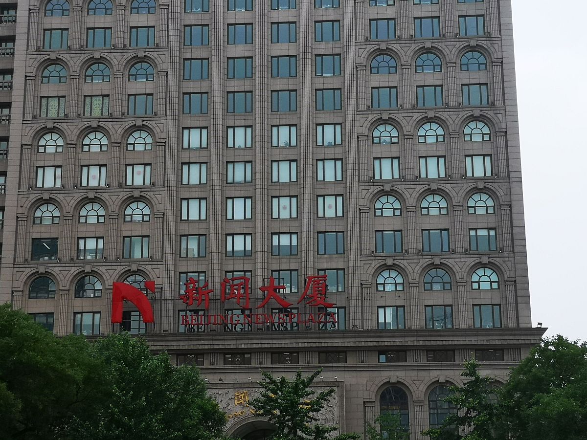 探七局饭店五星好评：优质服务、豪华设施、美味佳肴