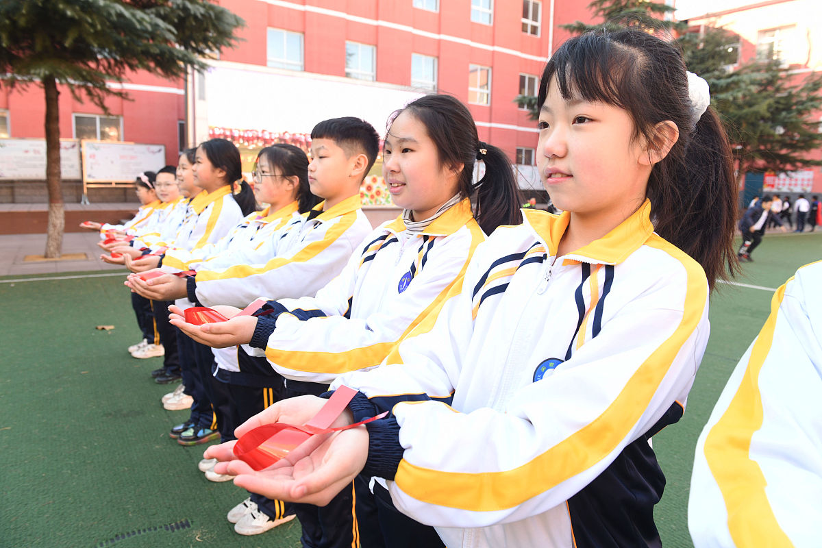 2021年11月30日,石家庄市新乐市实验小学,学生正在进行艾滋病红丝带宣
