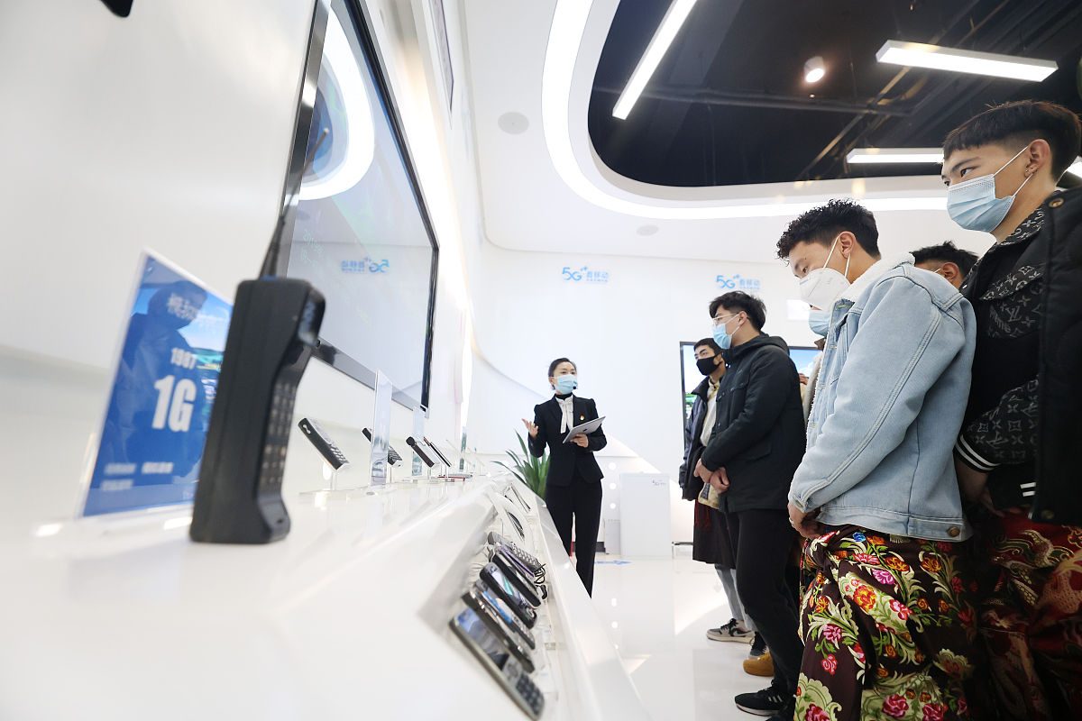 以参考文献方式列出几篇中国研究者发表的关于未来学习中心的研究论文并描述每一篇主要的研究内容