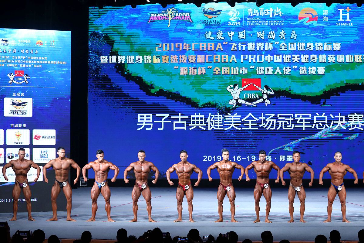 健美选手腿围标准：男性65厘米以上，女性50厘米以上